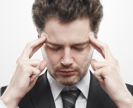 Hombre pensando, con las manos en la cabeza.