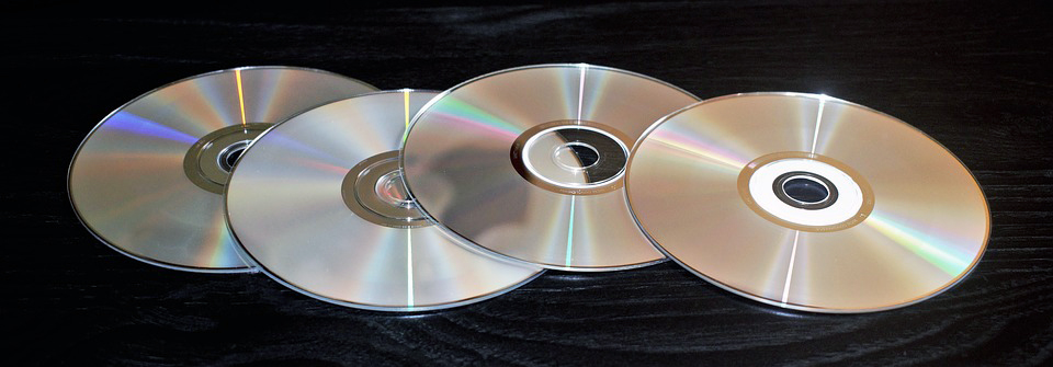 Un CD estándar puede albergar 650 megabytes y 74 minutos hasta los 1054 megabytes y 120 minutos