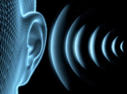 Holografía de una cabeza humana con énfasis en la oreja y ondas sonoras