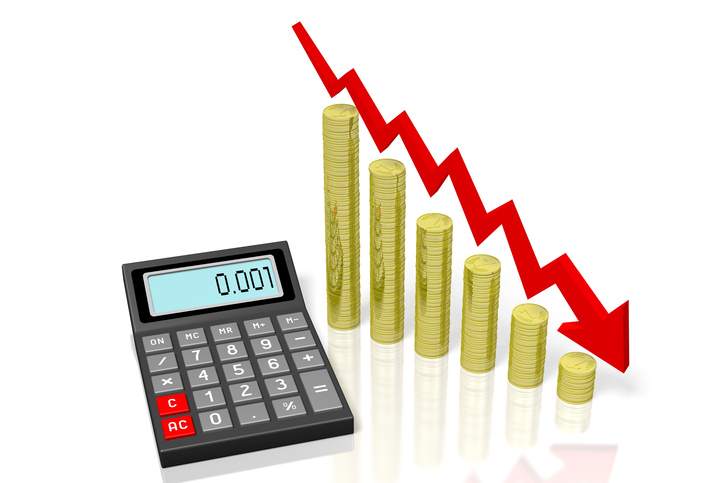 composición de calculadora con flecha descendente en alusión a la disminución de costos.