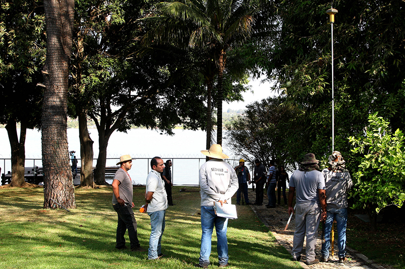 Personas entre árboles conversando y midiendo