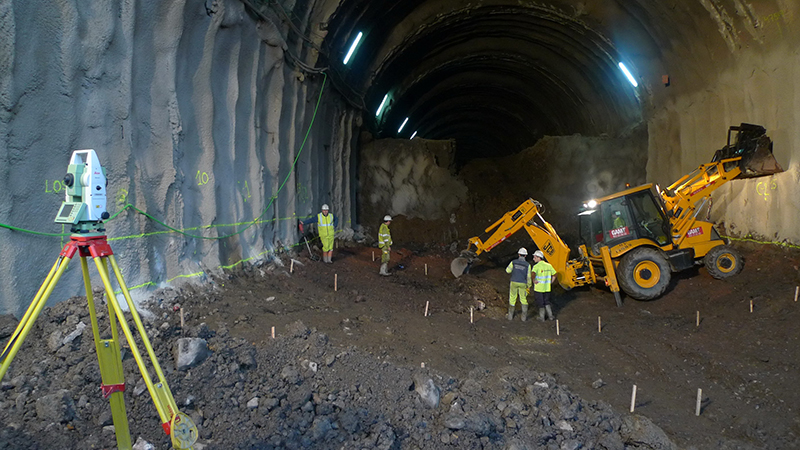 Personas trabajando en un túnel