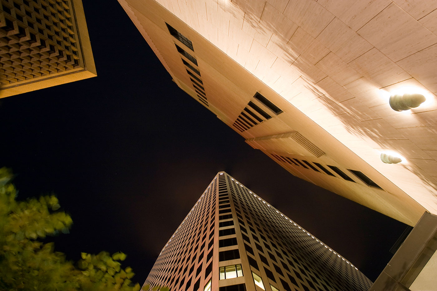 Se muestra perspectiva de conjunto de edificios, con vista de abajo hacía arriba.