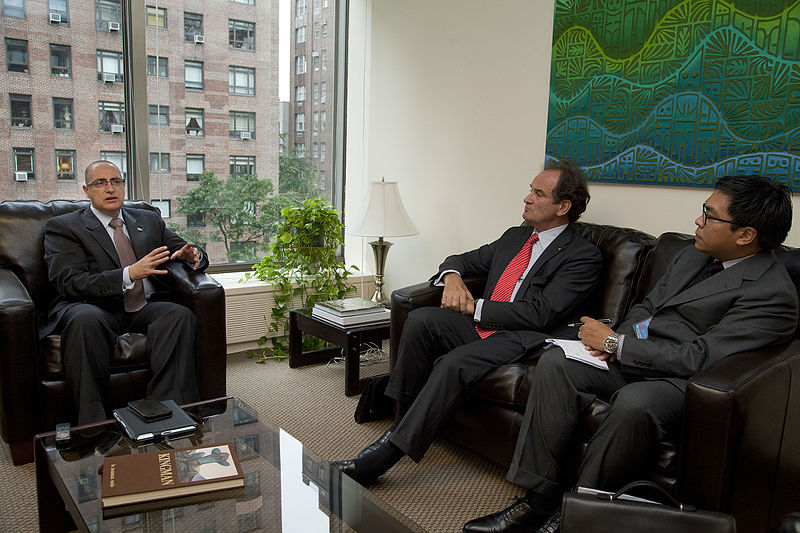  Fotografía del El Secretario General de la Corte Permanente de Arbitraje, Hugo Siblesz, reunido con el Vicecanciller del Ecuador, Marco Albuja. Foto: Fernanda LeMarie-Ministerio de Relaciones Exteriores, Comercio e Integración el 26 de septiembre de 2012 durante la corte de Arbitraje dialoga con Ecuador.