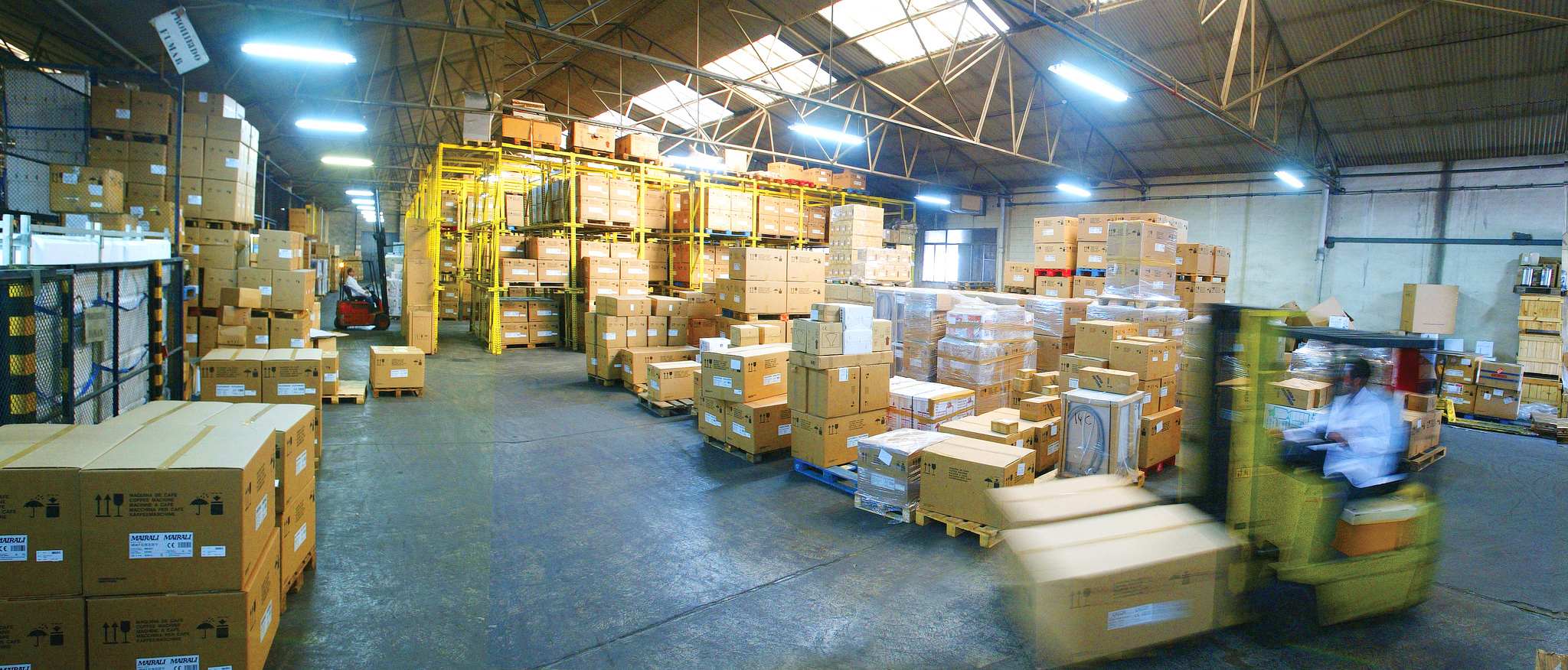 almacén donde se organizan las máquinas de café en sus embalajes antes de ser distribuidas.