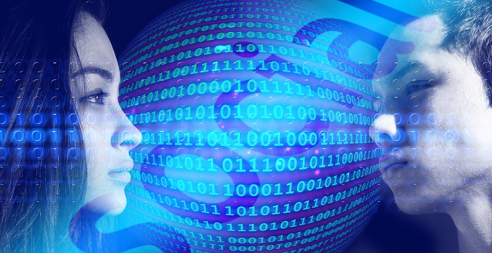 Collage de fotografías con ilustración asemejando la comunicación compuesta por un código.