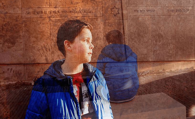 Fotografía doble de niño en dos diferentes posturas, en disolvencia con páginas de periódico