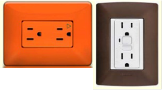 Imagen que muestra la apariencia de un contacto de uso industrial y uno para espacios húmedos.