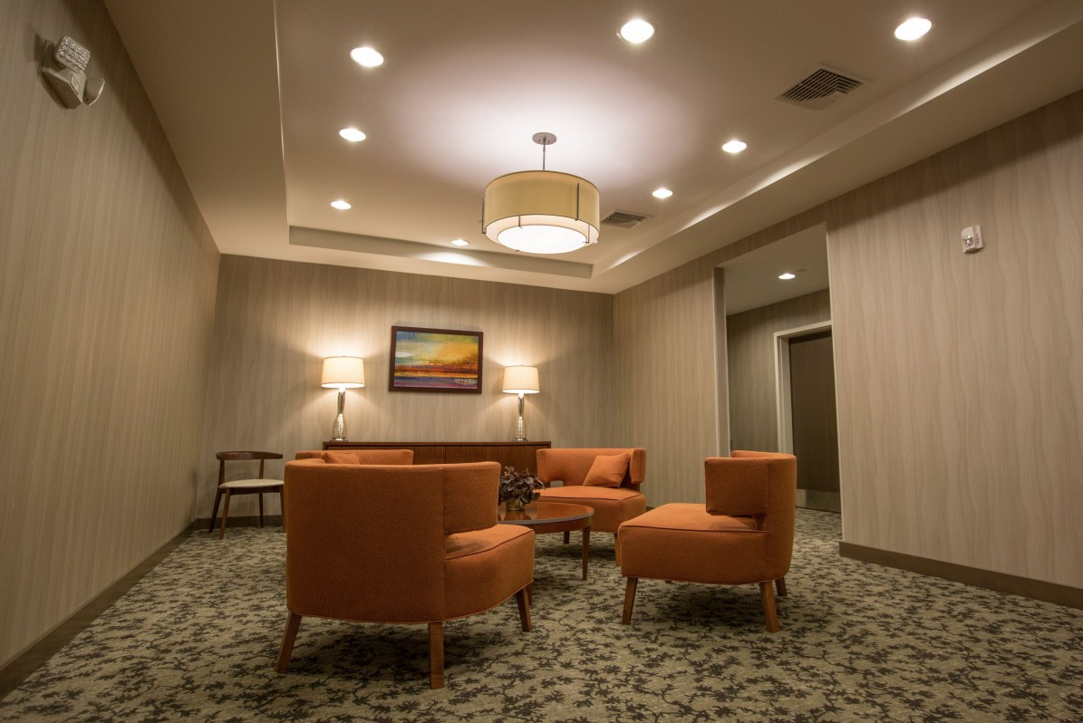 Estancia con lámparas que generan sombras