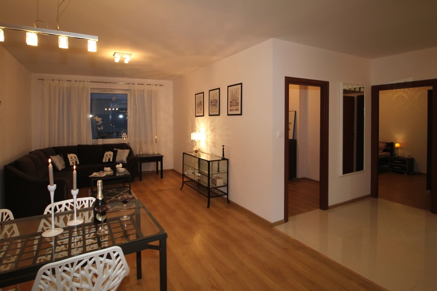 Estancia con lámparas encendidas