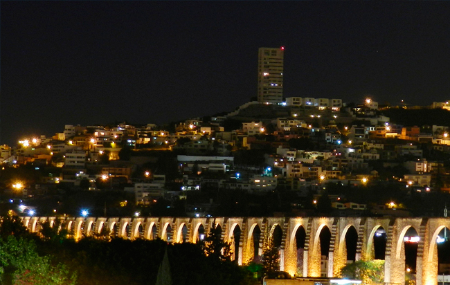 Fotografía donde se aprecian loa arcos de la Ciudad de Querétaro, México