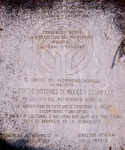 Fotografía de la placa de un sitio declarado como patrimonio cultural por la UNESCO