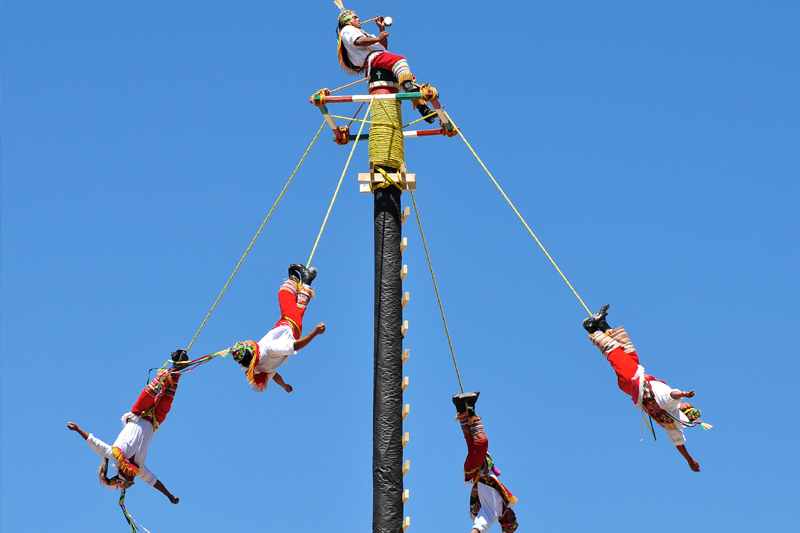 Fotografía donde se aprecia el ritual de los voladores de Papantla, Ver., México