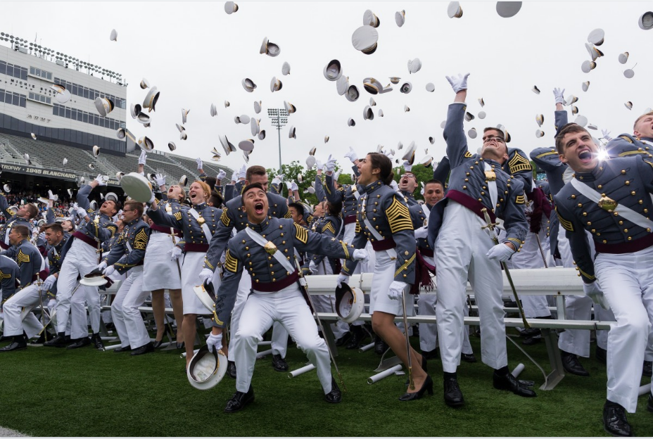 Jóvenes celebrando la obtención de su grado