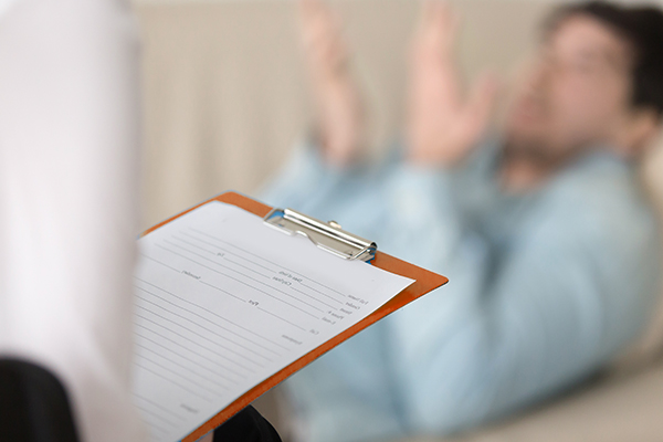 Individuo en una sesión de atención psicológica.