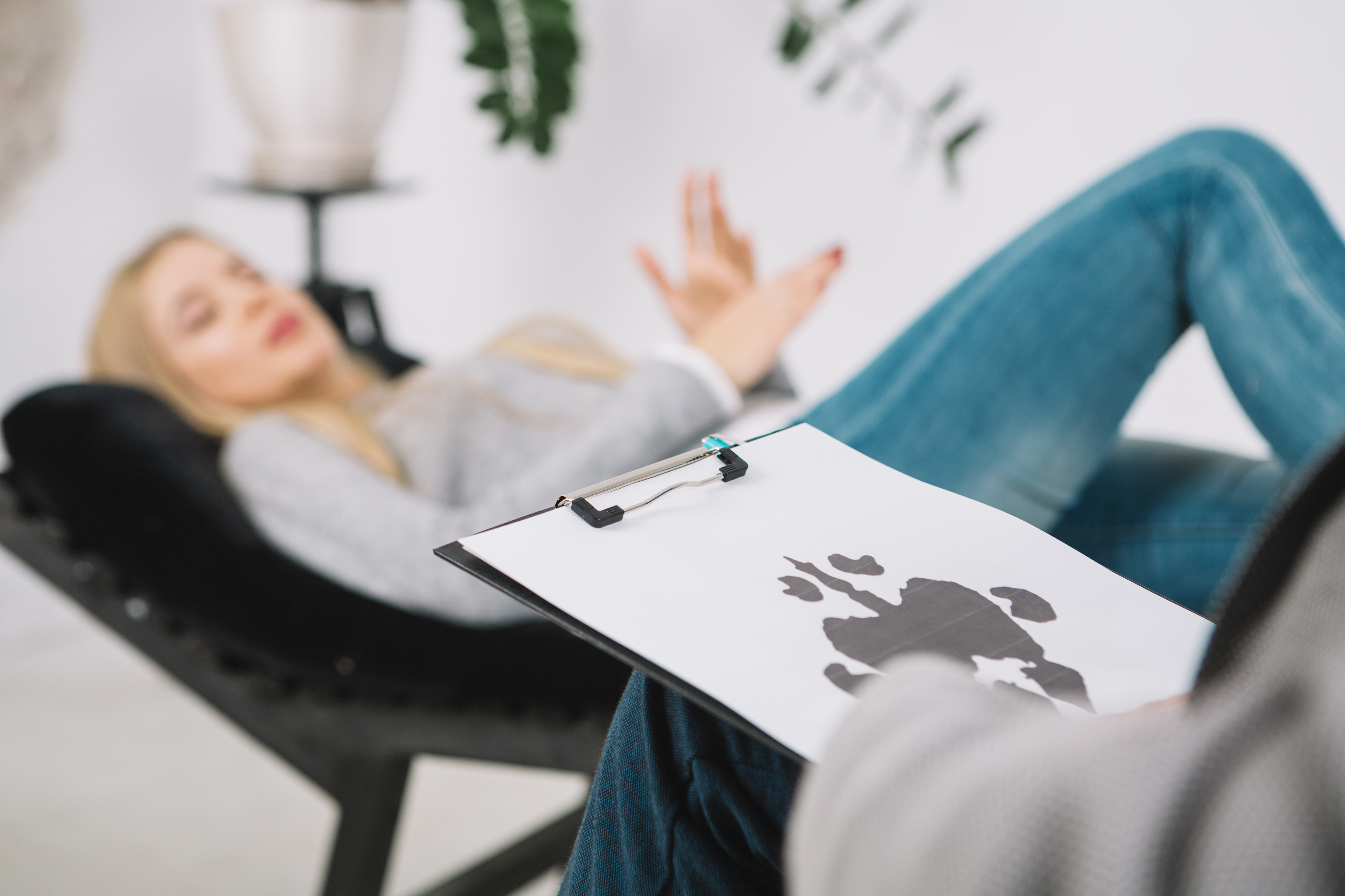 Experta aplicando una prueba proyectiva.