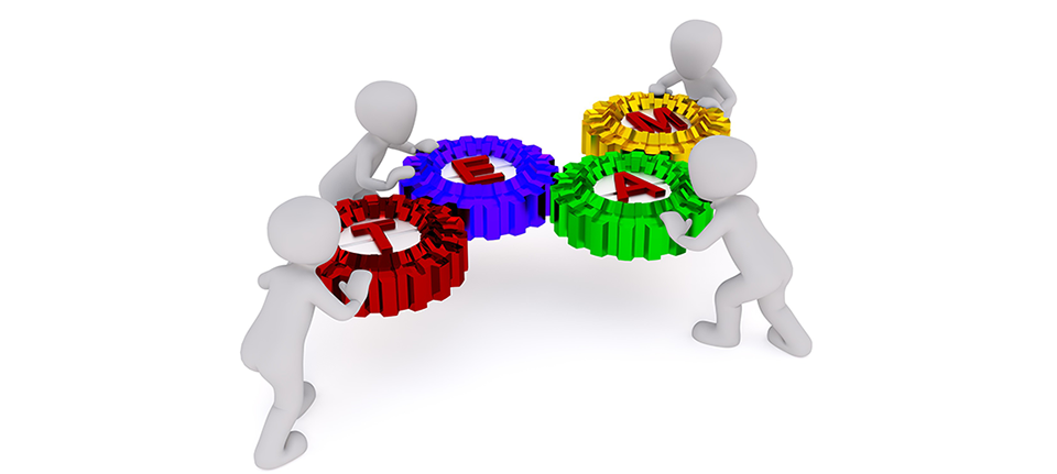 Personas conformando un engranaje