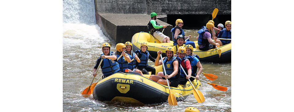 Grupo de personas remando