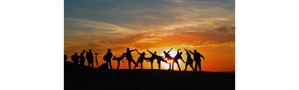 Sombras de un grupo de personas en el horizonte