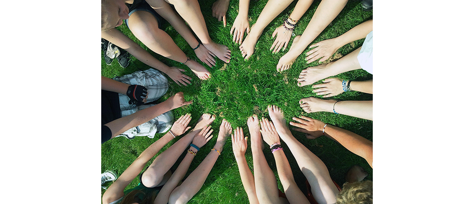 Círculo de manos y pies de un equipo de trabajo