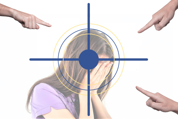 mujer señalada por varias manos.