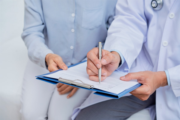 usuarios firmando la hoja de consentimiento informado.