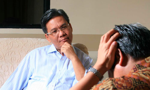 dos individuos conversando.