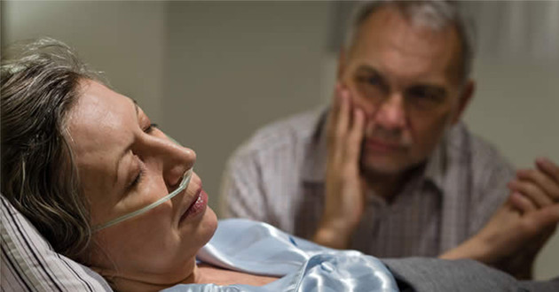 Persona cuidando a otra enferma. 