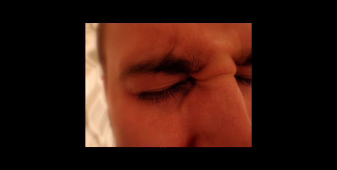 Rostro expresando dolor de cabeza