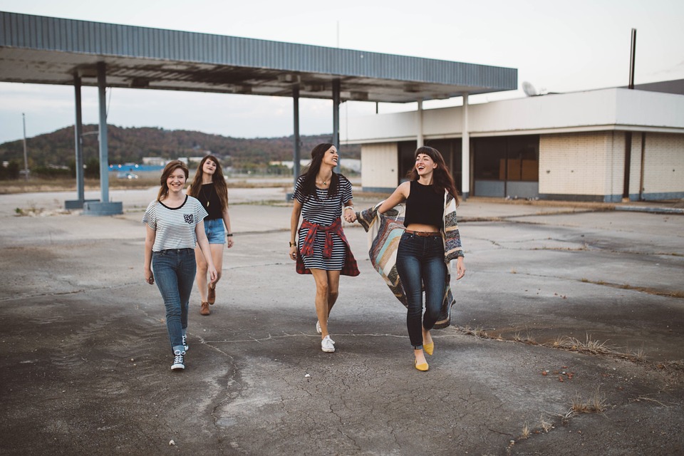 Grupo de adolescentes sonriendo y caminando.