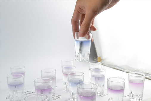 Experimento con varios vasos y sustancias