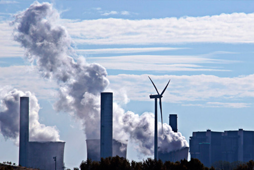 Chimenea de una planta de energía expulsando fumarola