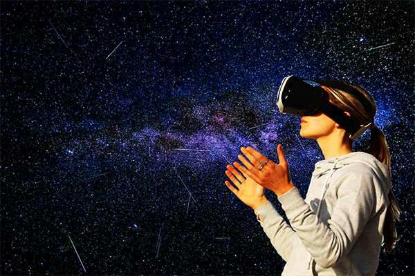 Persona con lentes de realidad virtual.