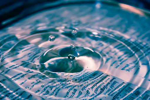 Gota de agua sobre libro