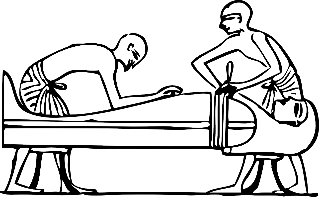 Dos personas embalsamando un cuerpo