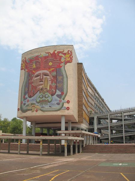 Edificio con el mural 