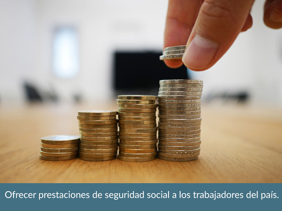 Cuatro torres de mayor a menor hechas con monedas