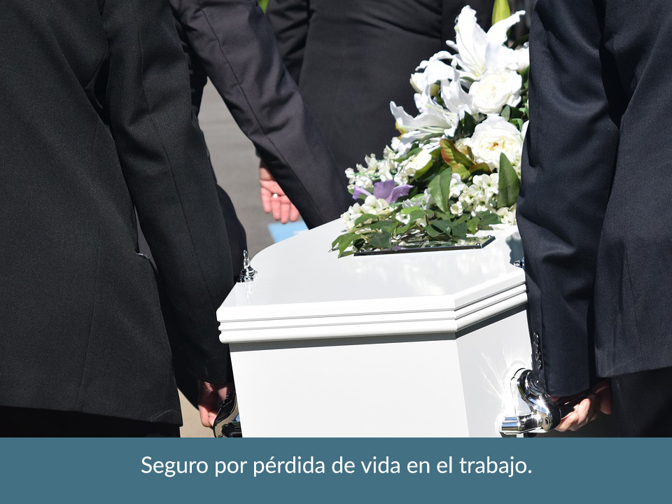 Hombres cargando un ataúd