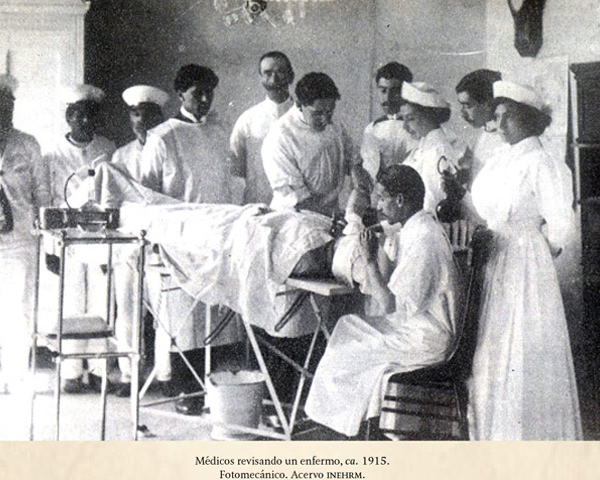 Grupo de médicos revisando a un paciente acostado sobre una camilla