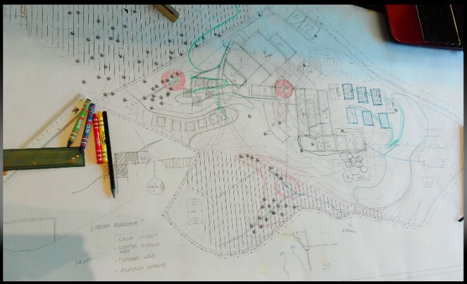 Hoja con dibujo impreso, trazos a mano alzada e instrumentos de dibujo