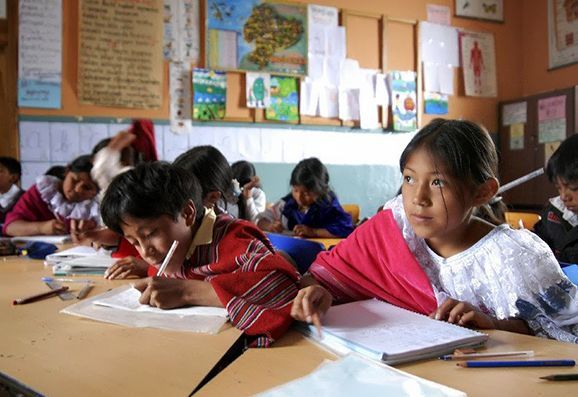 Niñas estudiando en un salón de clases