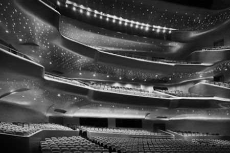 Fotografía de la fachada de la obra arquitectónica de Zaha, central BMW