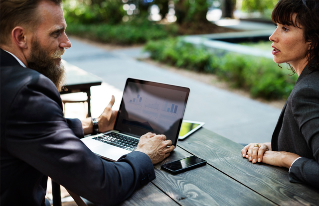 Personas conversando