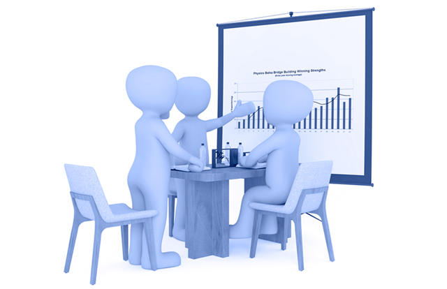 Grupo de personas conversando sobre los resultados de una gráfica