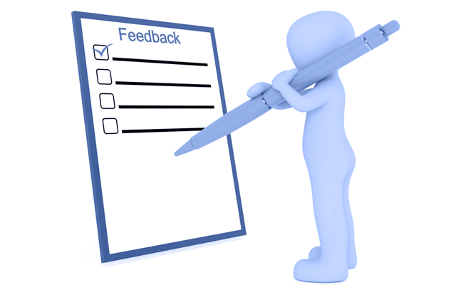 Persona revisando lista de verificación para dar retroalimentación