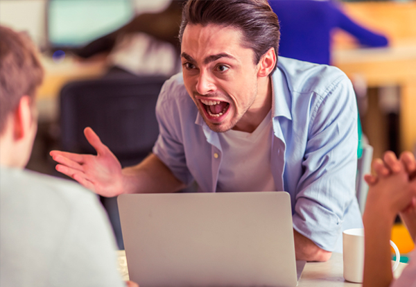 Joven irritable frente a personas