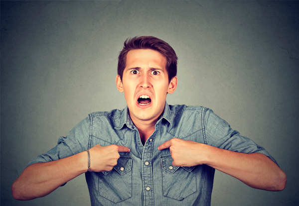 Persona molesta y señalándose a sí misma