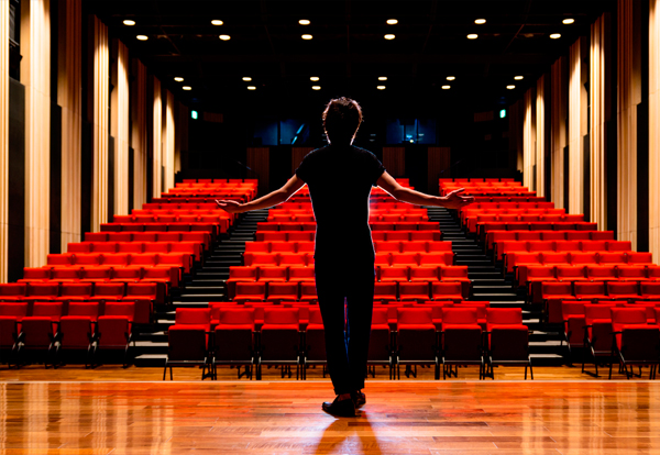 Joven en un escenario