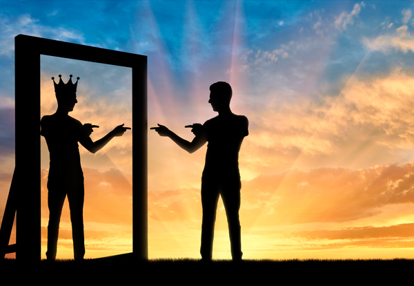 Persona mirándose en el espejo