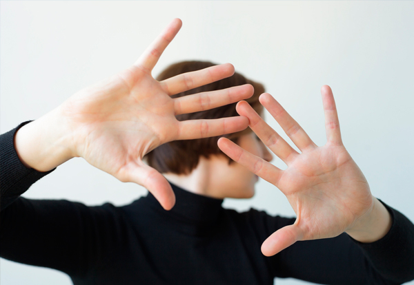 Persona rechazando algo